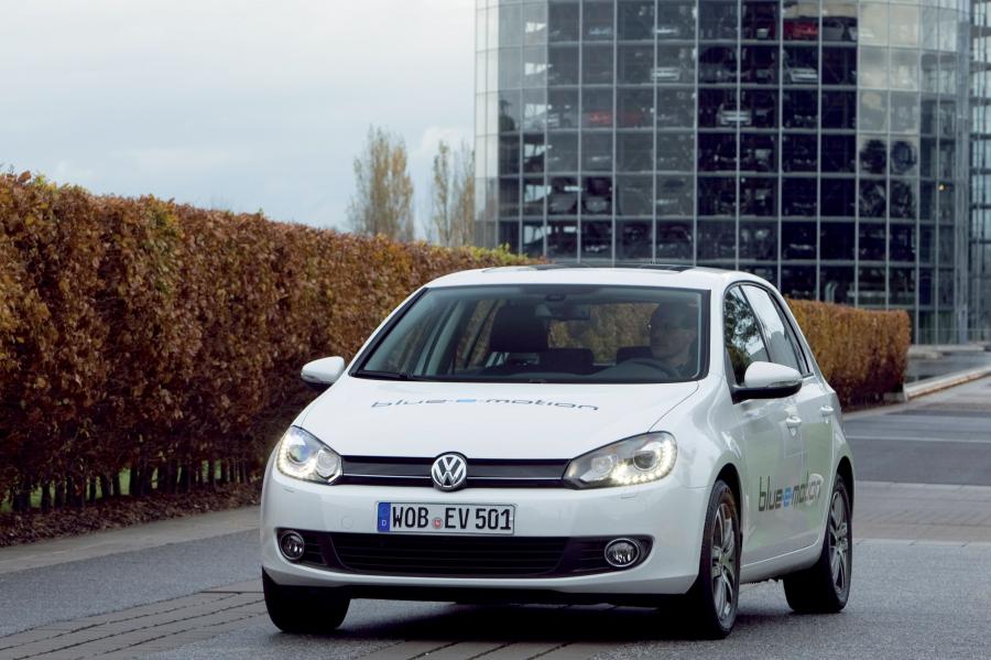  Volkswagen Golf Blue-E-Motion 2014 года  (фото 12 из 19)